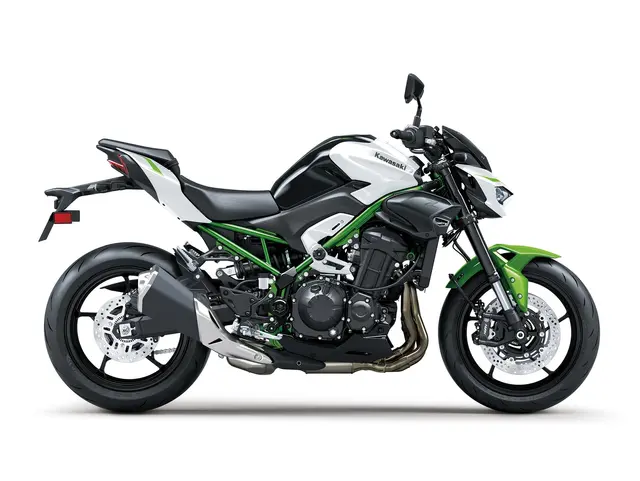 Z900 (70kW) — angle 2