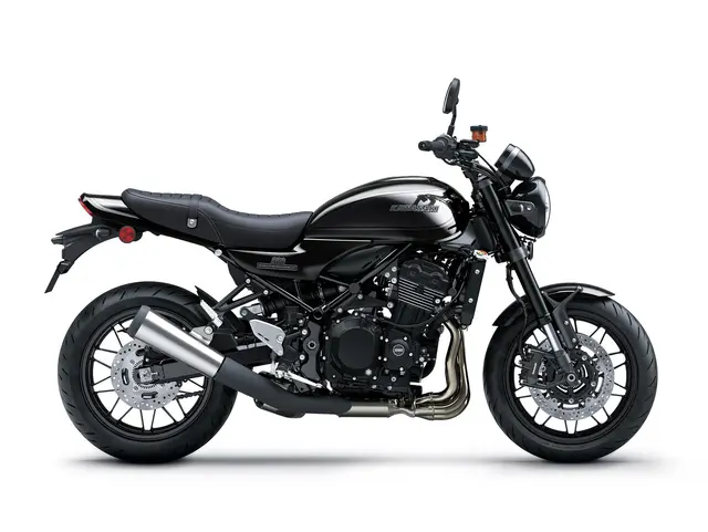 Z900RS Black Ball Edition — angle 2